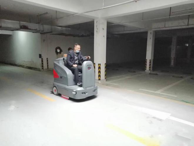 南宁小区物业保洁不用人力改用驾驶式洗地机了